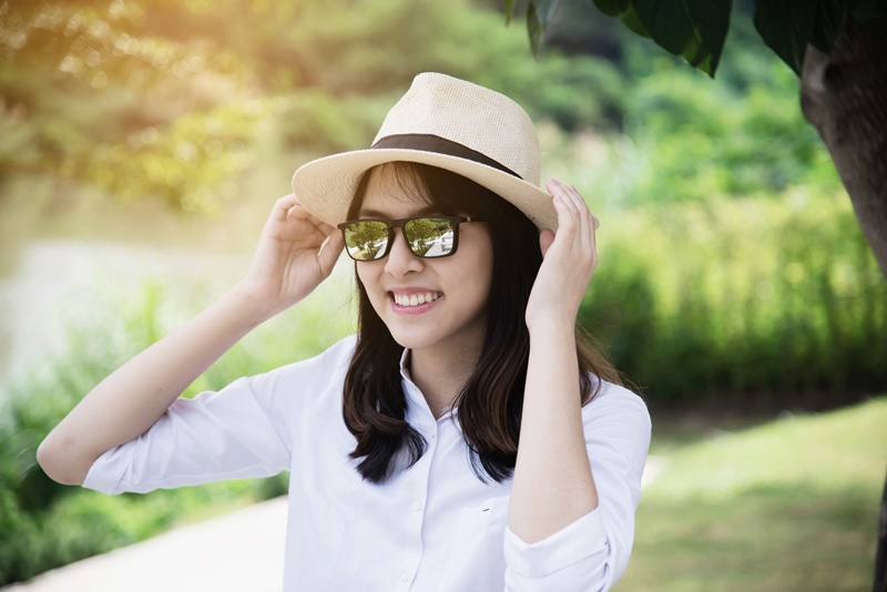 Bạn nên đội mũ rộng vành và đeo kính khi trời nắng nóng
