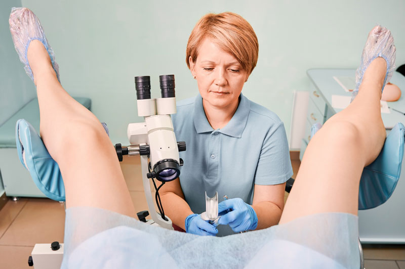 Bác sĩ chuẩn bị lấy mẫu tế bào tử cung để đem đi phân tích