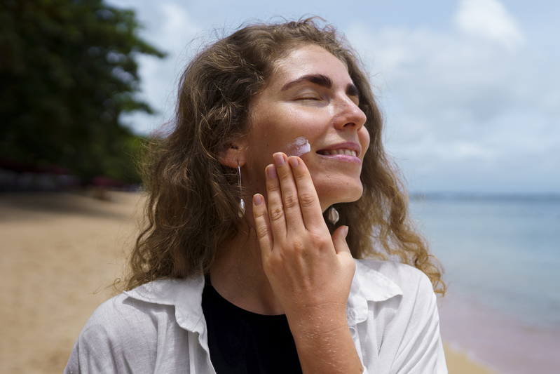 Da thường và ít nhạy cảm nên chọn kem chống nắng có SPF 30 