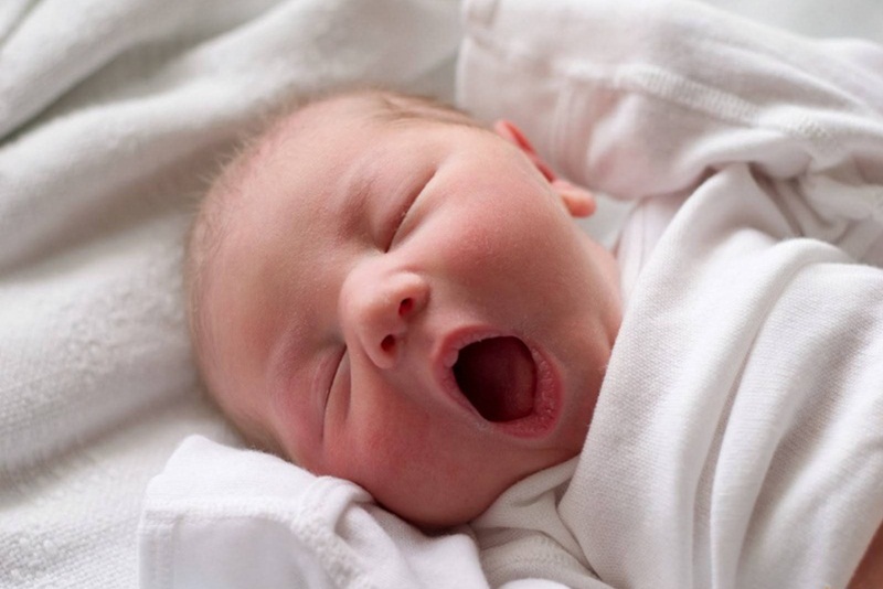 Em bé thở khò khè là triệu chứng của bệnh gì?