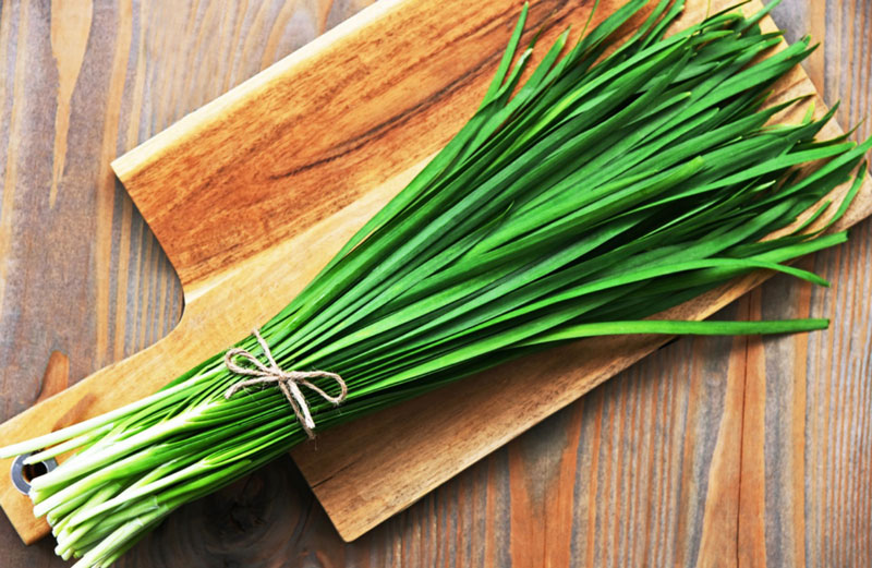 Nhiều người dùng lá hẹ tươi để trị ho 