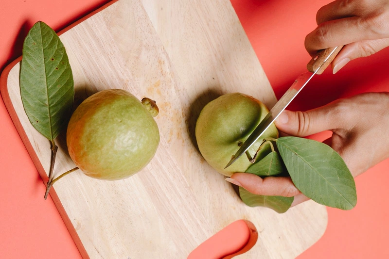 Người bị đau dạ dày cần cân nhắc khi ăn ổi 