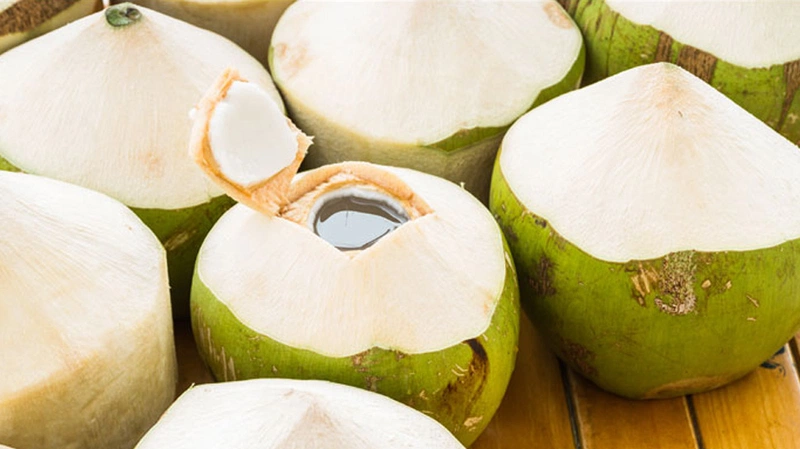 Nước dừa là thức uống có khả năng hỗ trợ tình trạng nóng trong 