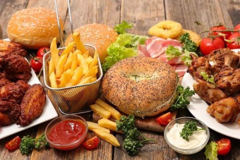 Chế độ ăn uống thiếu khoa học là nguyên nhân khiến trẻ bị nóng trong 