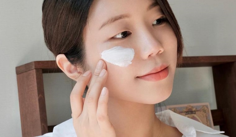 Bạn vẫn cần bôi kem chống nắng kể cả trong nhà hoặc ngày râm mát 
