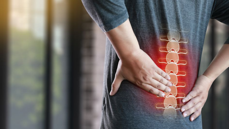 Đau thắt lưng là triệu chứng điển hình của bệnh viêm cột sống dính khớp