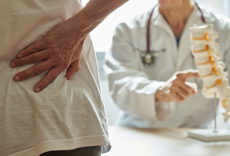 Bác sĩ sẽ khám lâm sàng để đánh giá tình trạng trước khi chỉ định các xét nghiệm liên quan
