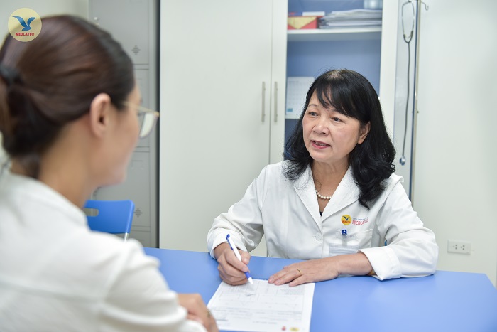 Chuyên gia gan mật PGS.TS Trịnh Thị Ngọc thăm khám, tư vấn bệnh nhân