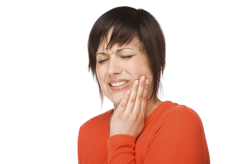 Tình trạng cắn sâu nếu không được điều trị kịp thời có thể gây đau mỏi cơ hàm, khớp thái dương hàm