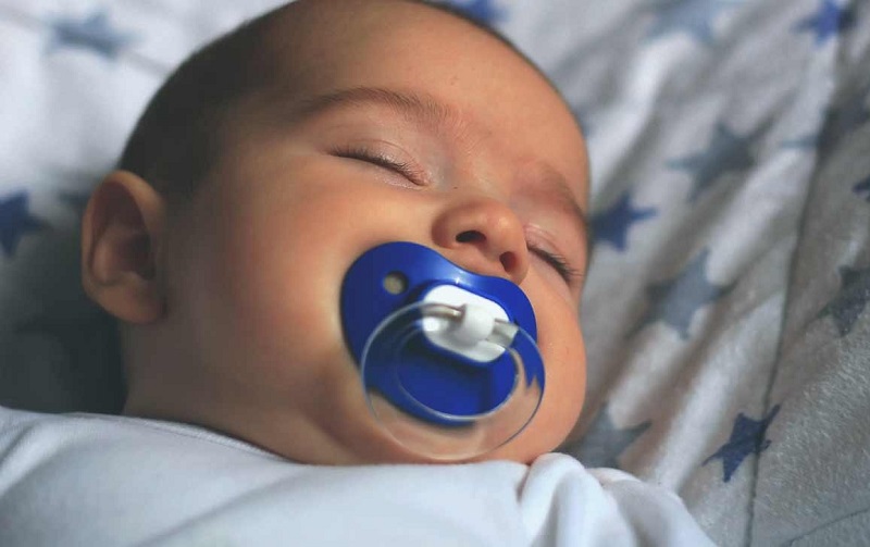 Ngậm ti giả là một trong những thói quen xấu gây tình trạng cắn sâu
