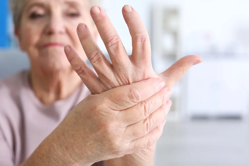 Trật khớp ngón tay là chấn thương phổ biến, xảy ra khi các đầu xương ở khớp ngón tay bị lệch khỏi vị trí bình thường