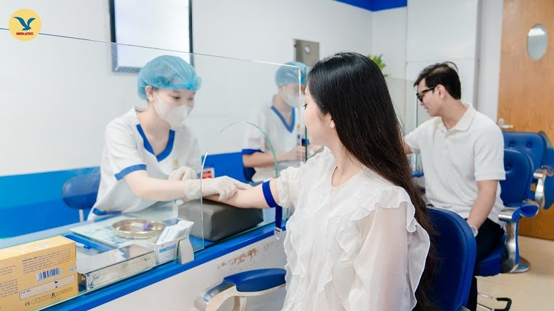 Khách hàng lấy máu xét nghiệm Creatinin tại MEDLATEC