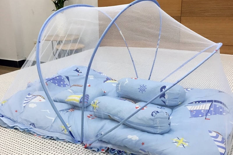 Buông màn cho trẻ khi ngủ để hạn chế tình trạng muỗi đốt 