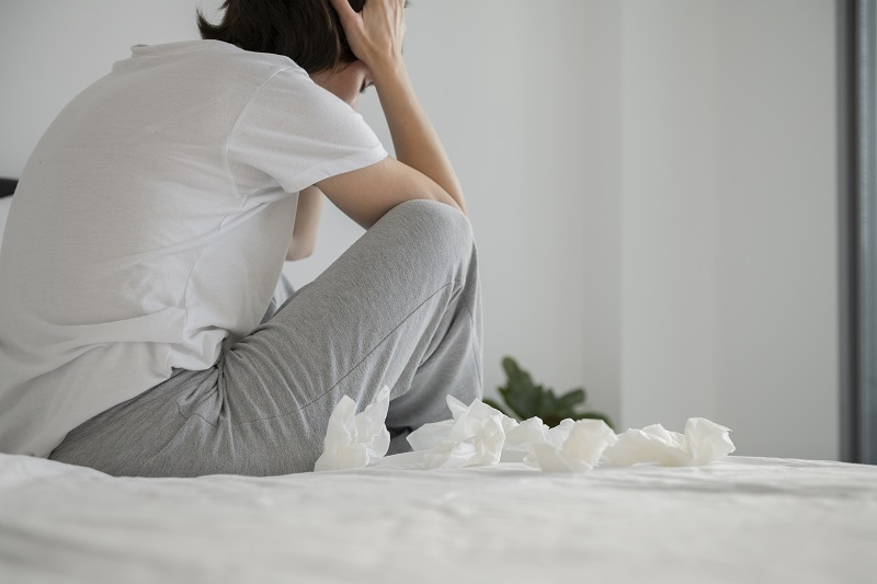 Rối loạn trầm cảm tái diễn có đặc điểm chính là các đợt trầm cảm thường xuất hiện lặp đi lặp lại, xen kẽ các khoảng thời gian bình thường.