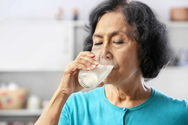 Sữa là “con dao hai lưỡi” đối với người bị trào ngược