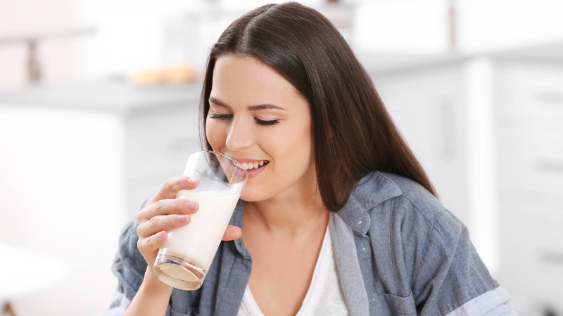 Người bị trào ngược nên sử dụng sữa đúng thời điểm 
