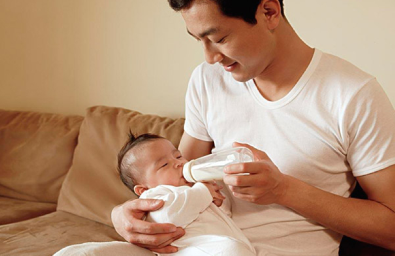 Cho bé ăn no trước khi đi ngủ để đảm bảo giấc ngủ ngon 