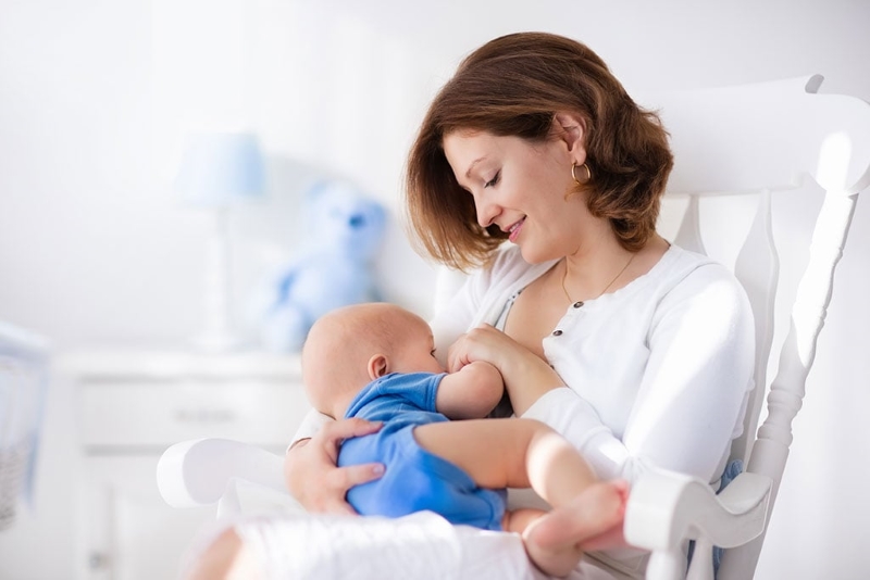 Cho trẻ bú nhiều hơn là một trong những cách hạ sốt cho trẻ sơ sinh tại nhà