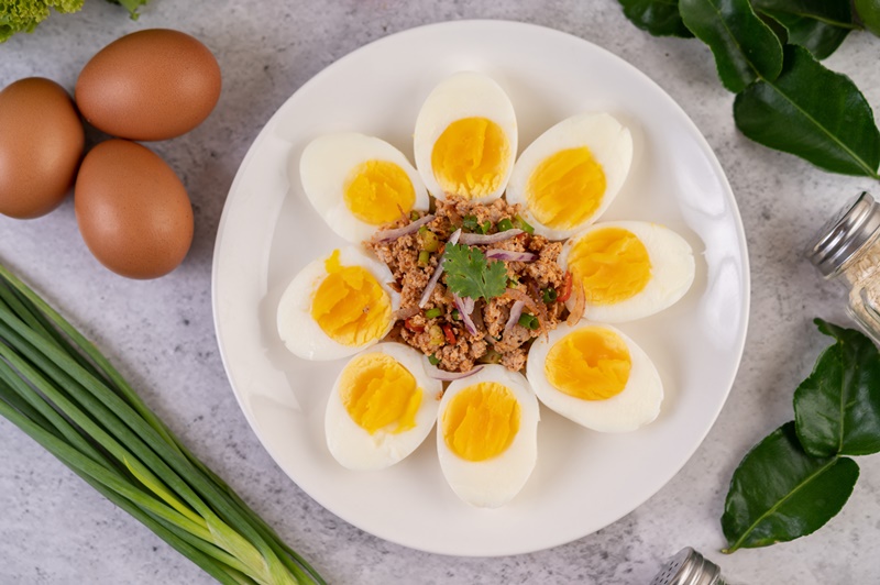 Bệnh nhân nên ăn trứng đã được nấu chín kỹ