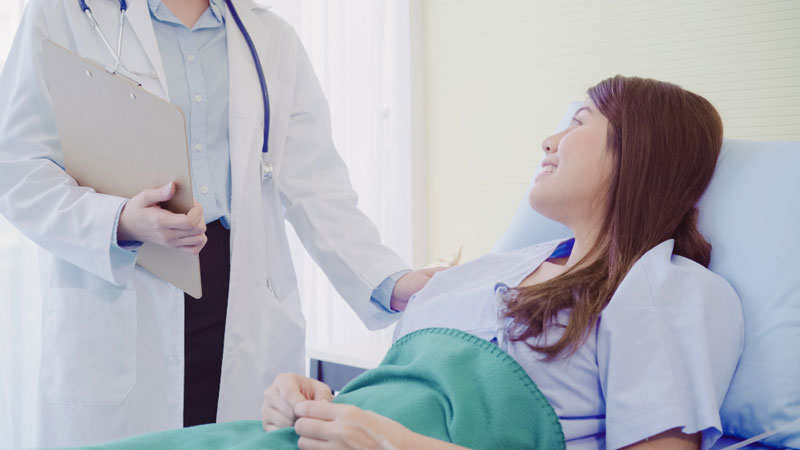Bạn nên tham khảo tư vấn của bác sĩ về việc xông hơi sau sinh 