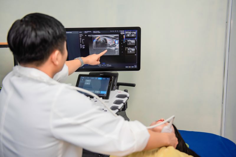MEDLATEC - Địa chỉ y tế uy tín thăm khám và điều trị các bệnh lý tuyến giáp. Ảnh minh họa