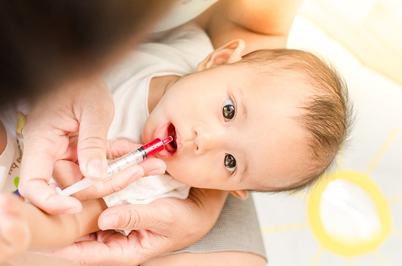 Cha mẹ có thể bổ sung men vi sinh cho trẻ dưới chỉ định của bác sĩ để nâng cao sức khỏe hệ tiêu hóa 
