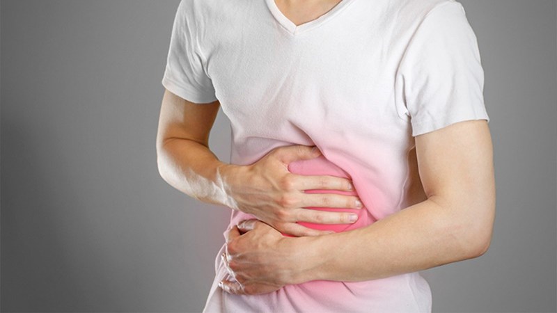 Tình trạng bụng sôi đi ngoài lỏng có bọt có thể do tình trạng nhiễm khuẩn hoặc virus đường ruột 