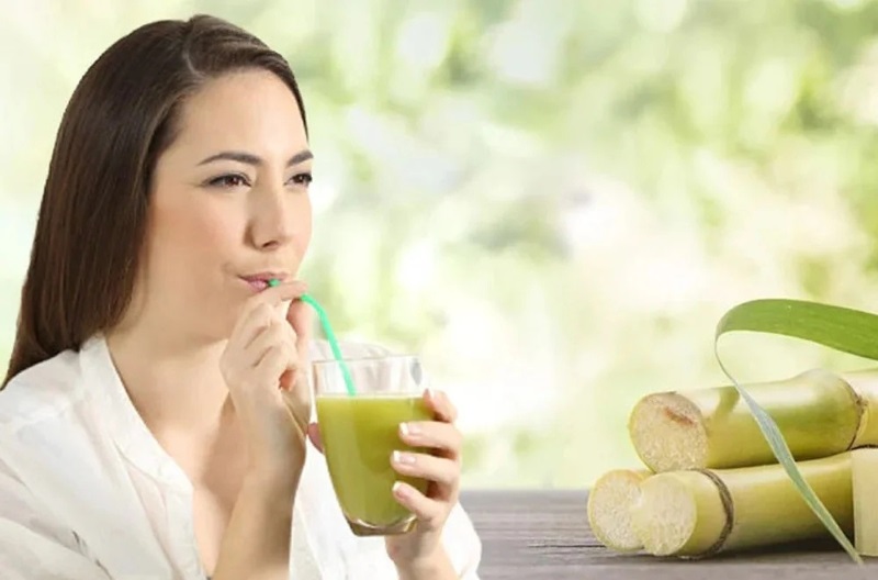 Người bị đau dạ dày không nên sử dụng nước mía khi bụng đói 