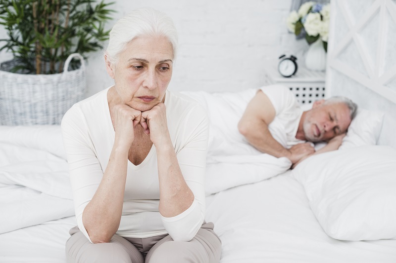 Sự lão hóa cơ thể theo tuổi tác thường khiến phụ nữ trên 70 tuổi e ngại đời sống tình dục