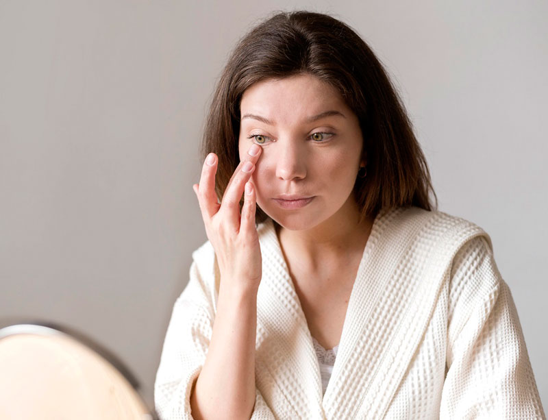 Vùng mắt có thể bị kích ứng do cơ thể mẹ bầu trở nên nhạy cảm hơn