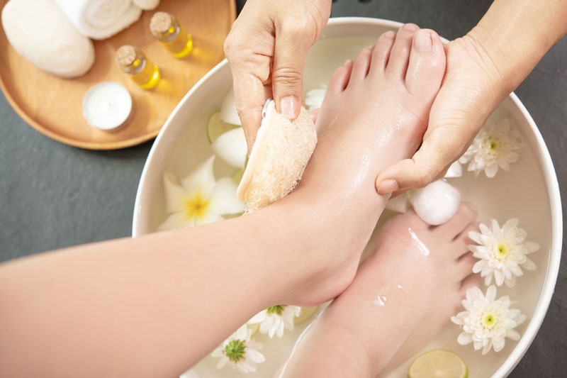 Mẹ có thể ngâm chân trước khi ngủ để tăng tuần hoàn máu