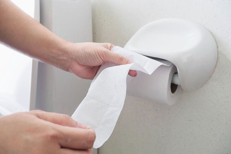 Nếu bị tiêu chảy trong thời gian dùng thuốc, bạn cần thông báo triệu chứng cho bác sĩ 