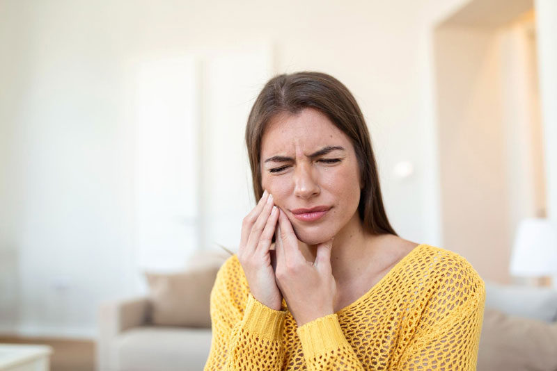 Răng bị lung lay là một trong số những triệu chứng cảnh báo ung thư nướu răng 