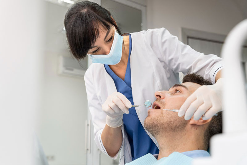 Bác sĩ tiến hành kiểm tra nướu răng 
