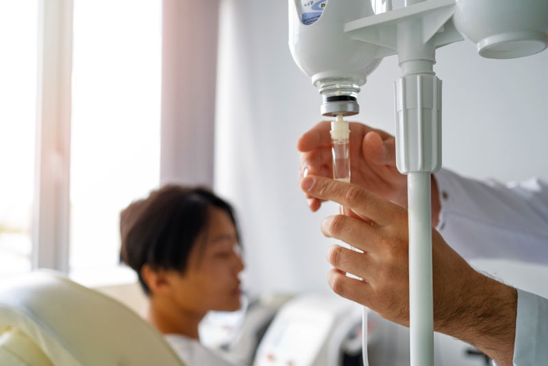 Bệnh nhân ung thư đang được truyền hóa chất