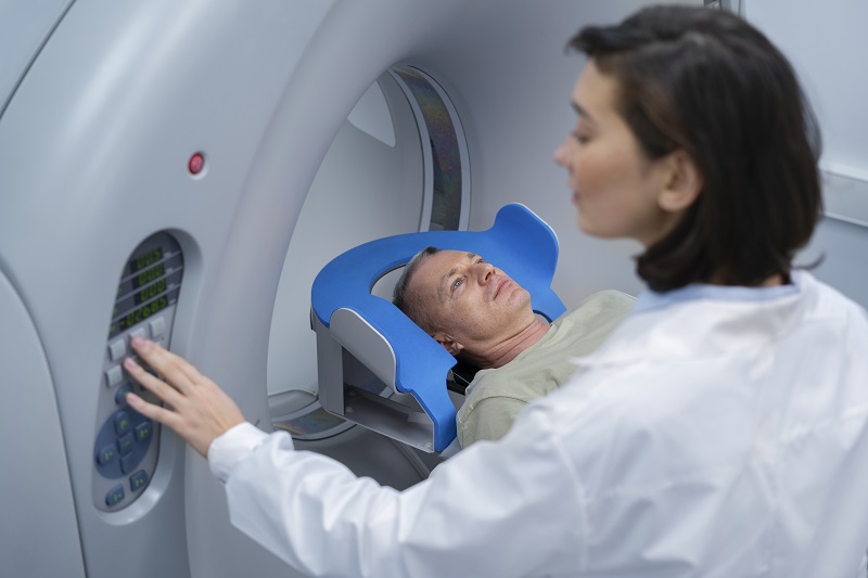 Người bệnh chụp CT-Scanner chẩn đoán chấn thương đốt sống cổ