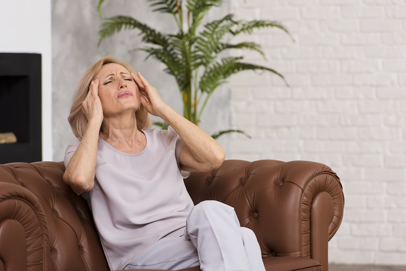 Đau đầu, bốc hỏa đột ngột là những triệu chứng cảnh báo mãn kinh sớm