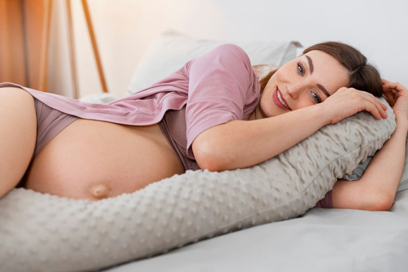 Cách xử lý khi bà bầu bị tụt huyết áp là nằm nghỉ đúng tư thế