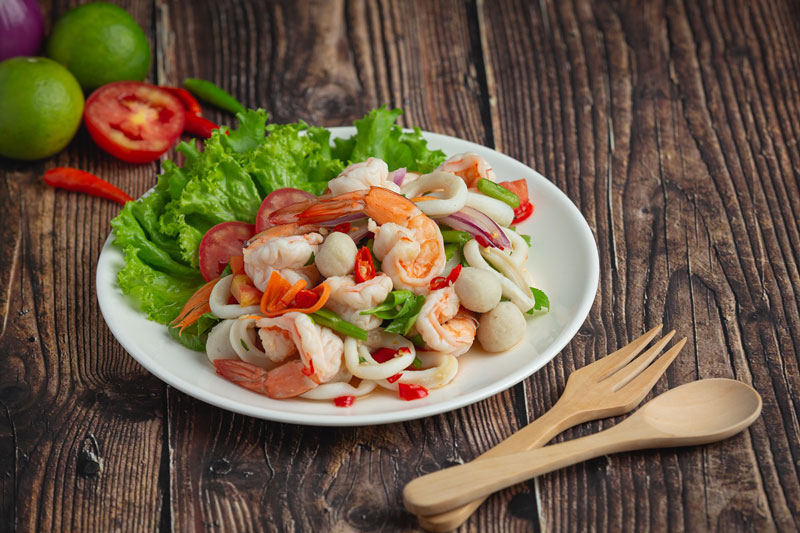 Salad vải là món ăn thanh mát, giải nhiệt mà không gây tăng cân bạn có thể thử tại nhà