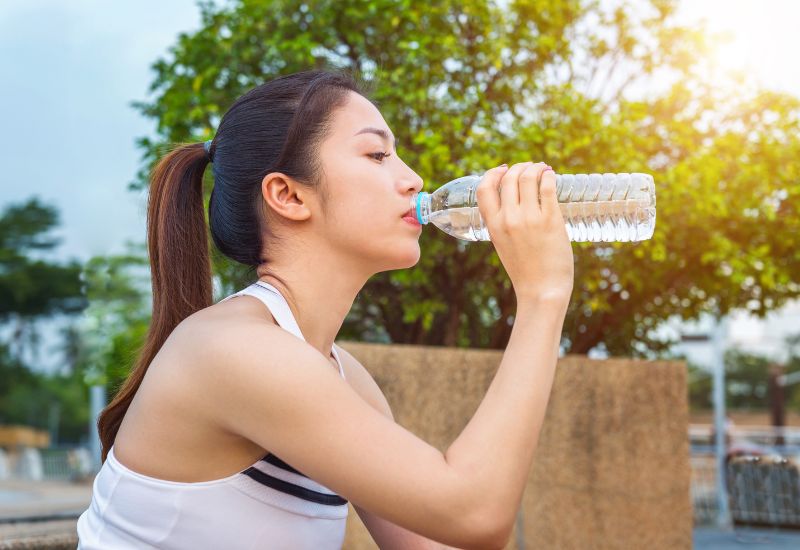Người bệnh viêm mao mạch dị ứng nên uống đủ nước mỗi ngày