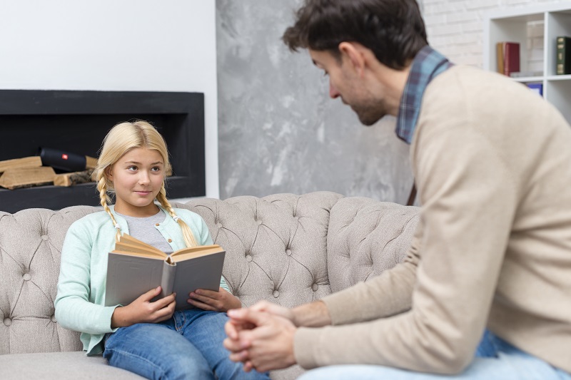Cha mẹ nên đồng hành, tạo sự tin tưởng để con chia sẻ các vấn đề gặp phải trong độ tuổi dậy thì