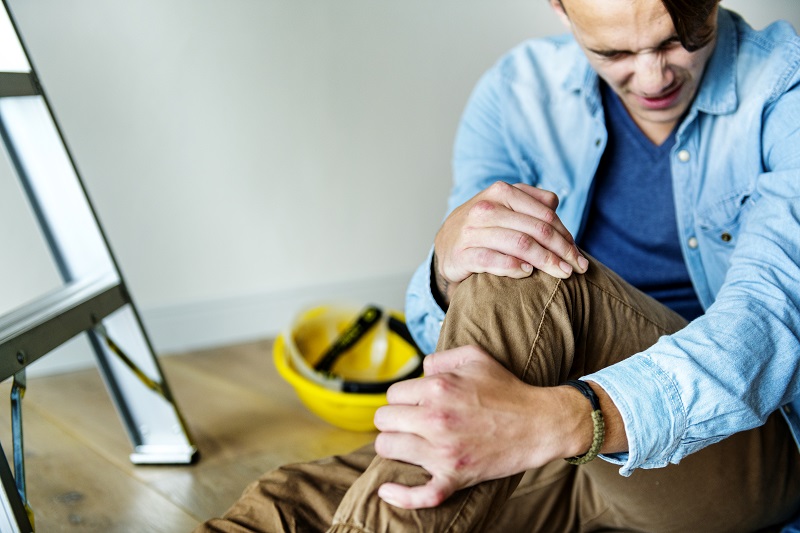 Chấn thương mô mềm đầu gối do va đập trong quá trình lao động