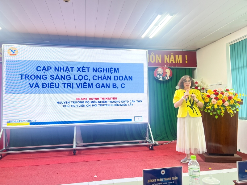  BSCKII. Huỳnh Thị Kim Yến - Nguyên Trưởng bộ môn Truyền nhiễm, Giảng viên cao cấp bộ môn Truyền nhiễm, Trường Đại học Y dược Cần Thơ; Chi hội trưởng Liên chi hội Truyền nhiễm các tỉnh miền Tây trình bày báo cáo với với chủ đề “Cập nhật xét nghiệm trong sàng lọc, chẩn đoán và điều trị viêm gan B, C và các bệnh ký sinh trùng”
