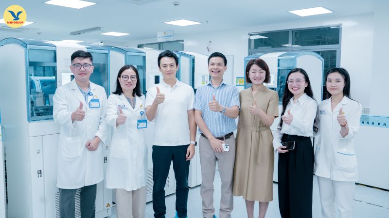 Đoàn công tác chụp ảnh lưu niệm tại Trung tâm Xét nghiệm MEDLATEC 