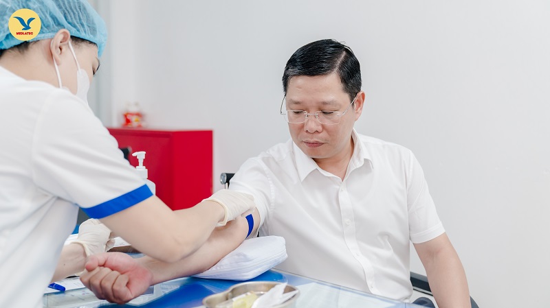 Ông Đinh Thanh Sơn - Phó Tổng Giám Đốc Viettel Post lấy mẫu xét nghiệm để sử dụng dịch vụ tại  MEDLATEC