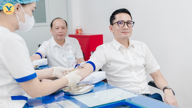 Ông Phạm Bá Dương - Phó Giám đốc Công ty Dịch vụ kho vận Viettel trải nghiệm dịch vụ lấy mẫu làm giải trình tự gen ung thư của MEDLATEC