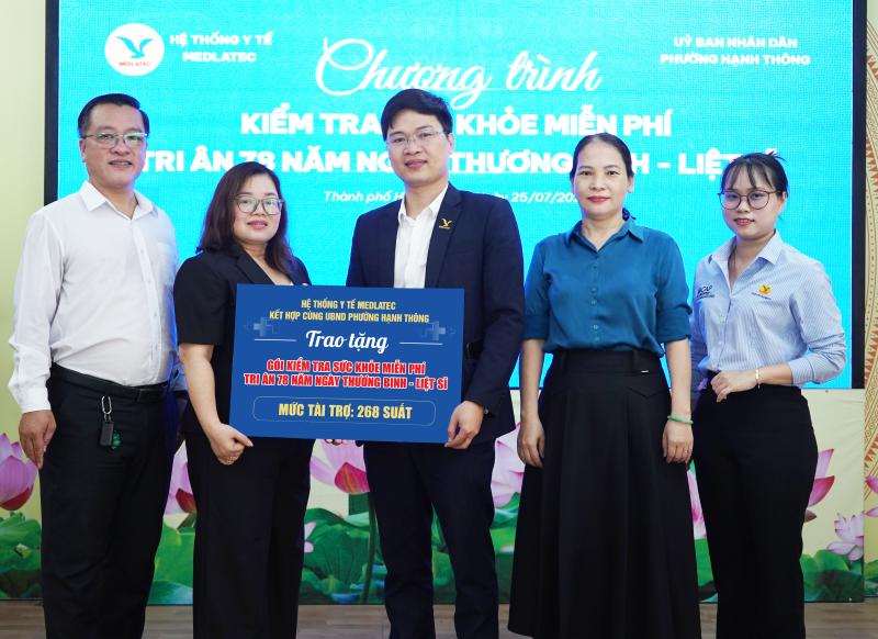 Gói chăm sóc sức khỏe được đại diện ban lãnh đạo MEDLATEC TP.Hồ Chí Minh trao tặng tới UBND phường Hạnh Thông 