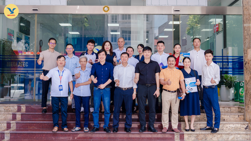 Đại diện MEDLATEC Bắc Ninh chụp ảnh lưu niệm cùng các khách mời 