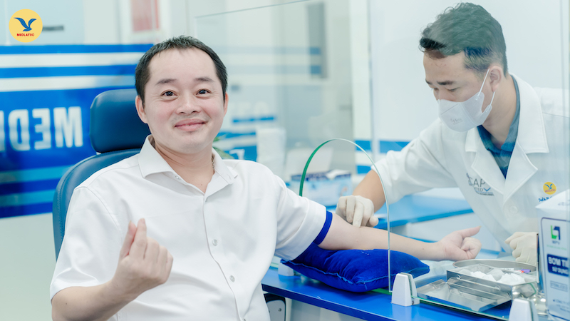 Khách mời được lấy máu xét nghiệm kiểm tra sức khỏe miễn phí 