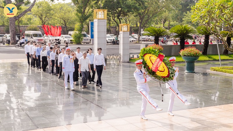 AHLĐ Nguyễn Anh Trí dẫn đầu đoàn cán bộ quản lý của MEDLATEC dâng hoa tại Tượng đài Liệt sĩ Bắc Sơn (Hà Nội)